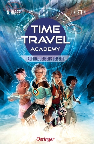 Time Travel Academy - Auftrag jenseits der Zeit. Vier Teenager, davon 2 Jungen und 2 Mädchen, stehen siegessicher zusammen. Sie werden von einem Roboterhund begleitet. 