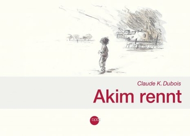 Akim ist wegen Krieg auf der Flucht. Früher hat er ein friedliches Leben mit seiner Familie geführt, jetzt muss er vor Soldaten wegrennen, die ihn davor gefangen genommen haben. Durch die Geschichte von Akim wird das Verständnis für Geflüchtete geweckt.  