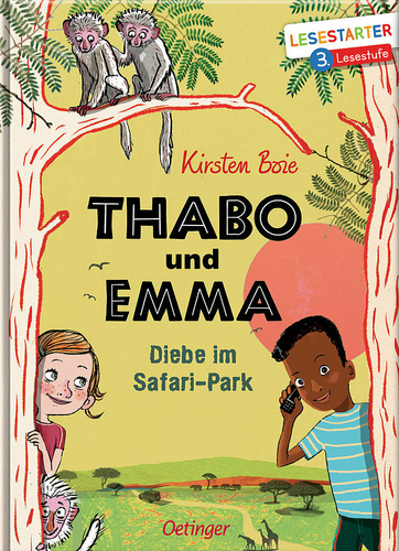 Thabo und Emma. Diebe im Safari-Park. Man sieht Thabo und Emma zwischen zwei Bäumen, auf denen zwei Affen sitzen. Thabo telefoniert mit einem Handy.