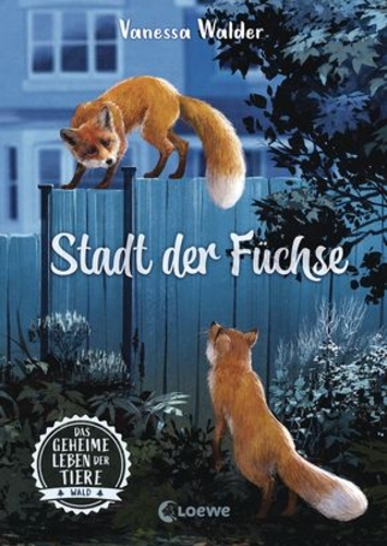 Das geheime Leben der Tiere (Wald, Band 3) - Stadt der Füchse. Zwei Füchse schauen sich an, einer der beiden ist dabei auf einem Holzzaun, der andere auf dem Boden.