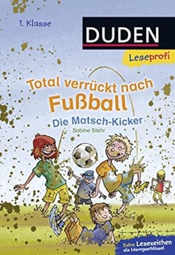 Total verrückt nach Fußball. Fünf Kinder spielen im Matsch Fußball.