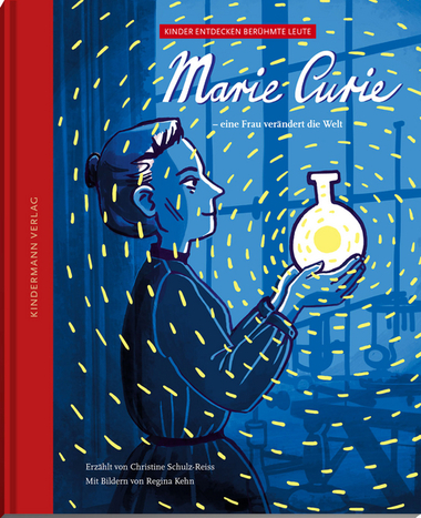 Marie Curie - Eine Frau verändert die Welt. Marie Curie hält einen Glasflakon in beiden Händen. In dem Gefäß leuchtet etwas gelblich. 