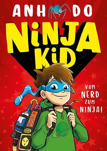 Ninja Kid - Band 1. Ein männlicher Teenager mit einem grünen Pullover und einem Schulrucksack trägt eine Socke als Augenmaske und lächelt. 