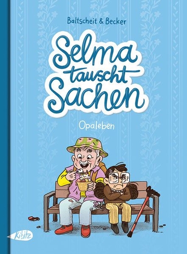 Selma tauscht Sachen - Opaleben. Ein älterer Mann und eine ältere Frau sitzen auf einer Parkbank. Der Mann ist fröhlich und isst ein Eis, die Frau hat ihre Arme verschränkt und sieht wütend aus.