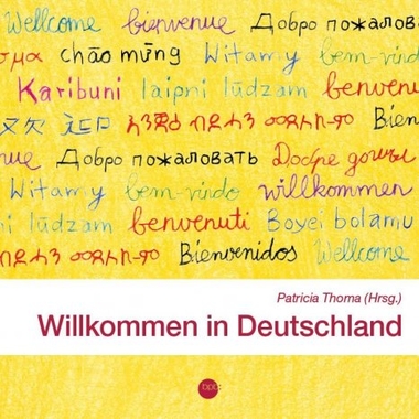 Malend und schreibend stellen elf Kinder, die aus verschiedensten Länder nach Deutschland gekommen sind, in diesem Buch sich und ihr früheres Zuhause vor. Zugleich gibt es neben den Unterschieden auch viele Gemeinsamkeiten zu entdecken, die Kinder aus aller Welt teilen.