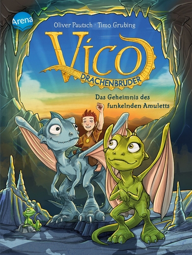 Vico Drachenbruder. Das Geheimnis des funkelnden Amuletts. Ein Junge mit kurzen braunen Haaren und einem Amulett und den Hals sitzt auf einem kleinen blauen Drachen, neben ihm steh ein kleiner grüner Drache. 