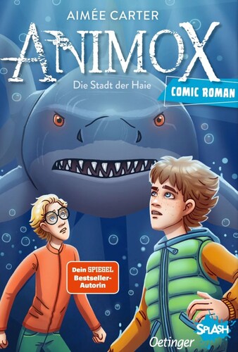 Zwei Kinder unter Wasser mit einem riesigen Hai im Hintergrund, einer der Jungen trägt eine Brille.