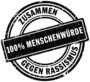 Ein schwarzer runder Stempel, auf dem steht: "Zusammen gegen Rassismus - 100% Menschenwürde".