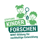 Man sieht das grüne Logo der Stiftung Kinder forschen, auf dem zwei Kinder mit einer Lupe und einem Blatt einer Pflanze. 