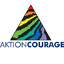 Das Logo von Aktion Courage ev, ein blauer Scvhriftzug unter einem bunten Dreieck