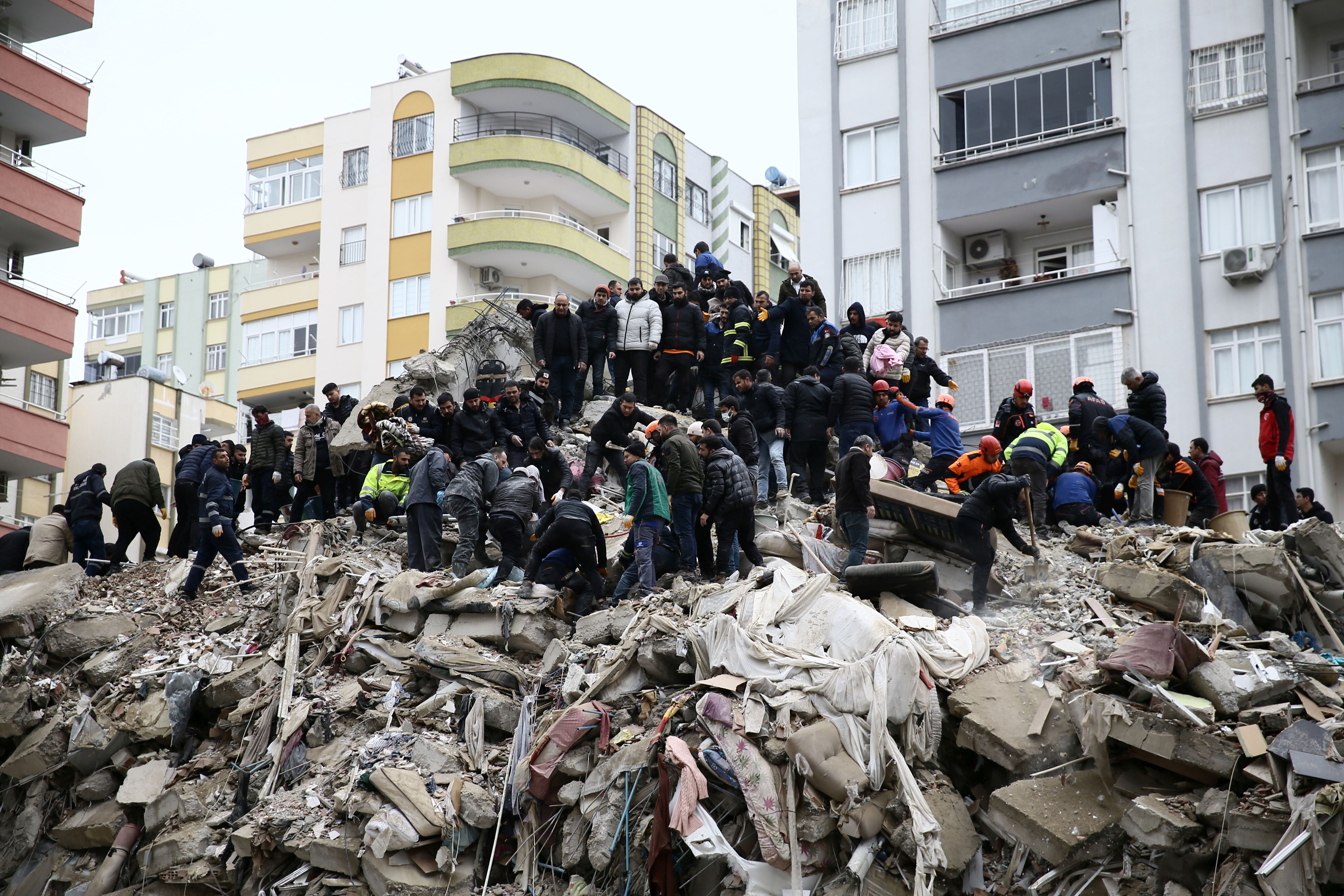 Сколько человек погибло при землетрясении. Землетрясение в Турции февраль 2023. Землетрясение в Турции 2022. Землетрясение в Турции 6 февраля 2023 года. Турция землетрясение 2023 траур.