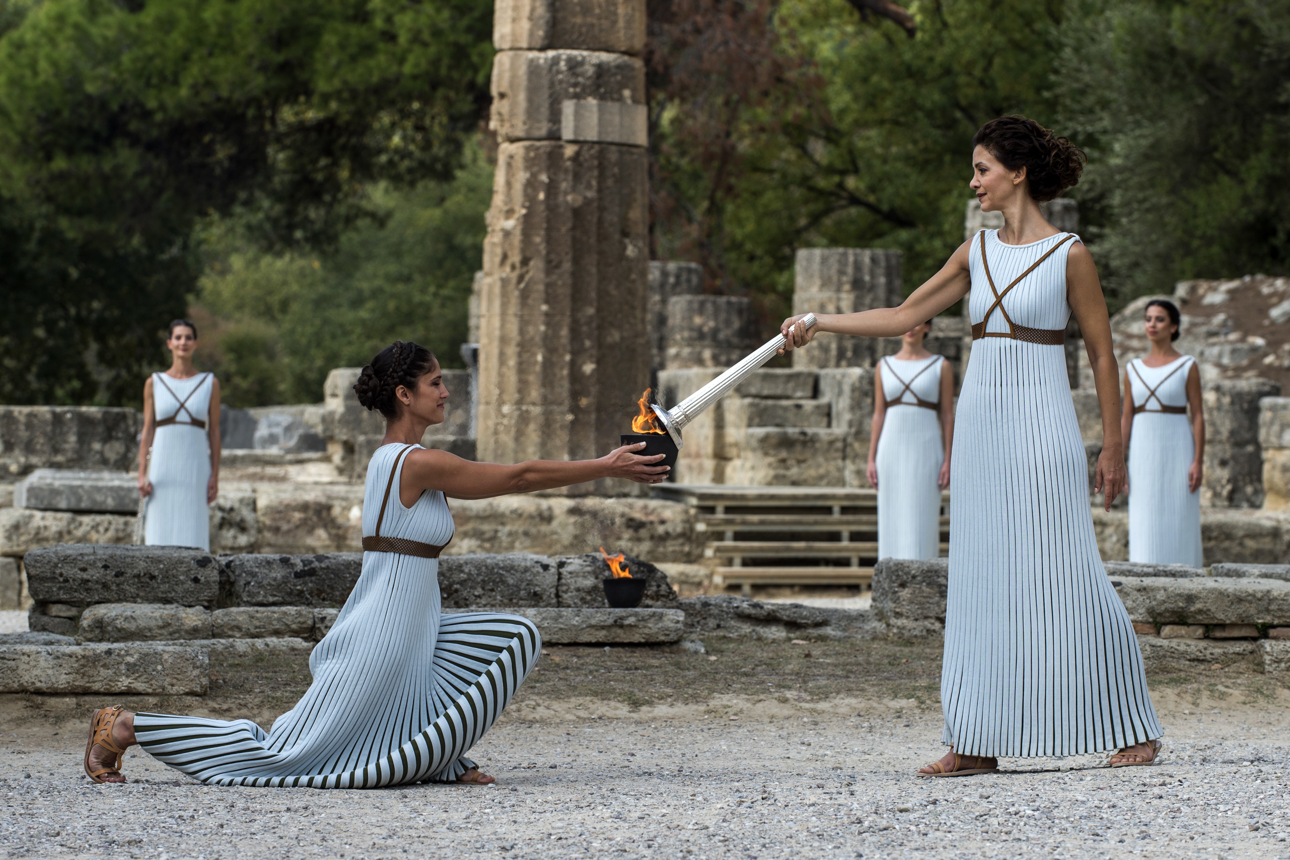 Дату олимпийских игр в греции. Зажжение олимпийского огня в Греции. Олимпийские игры в древней Греции огонь.